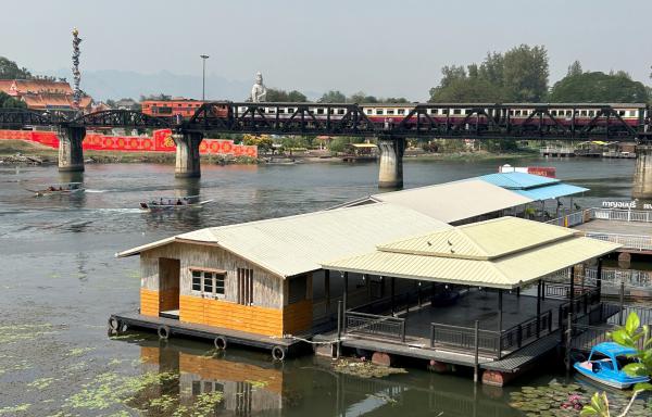 Bild 1 von 1: Die berühmte Brücke am Kwai: der Zug fährt im Schritttempo darüber.
