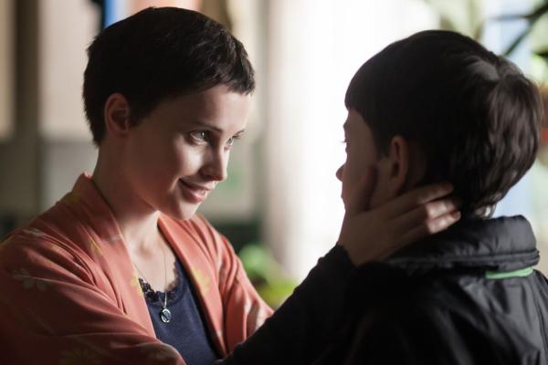 Bild 1 von 10: Elizabeth (Felicity Jones, l.); Conor (Lewis MacDougall, r.)