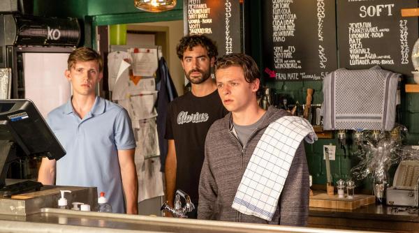 Bild 1 von 8: Im Bild: Wissen Felix Löhr (Lennart Betzgen, l.), Marvin Kröger (Junis Marlon, r.) und Carlo Iversen (Giovanni Funiati, M.) mehr, als sie vor der Polizei zugeben?