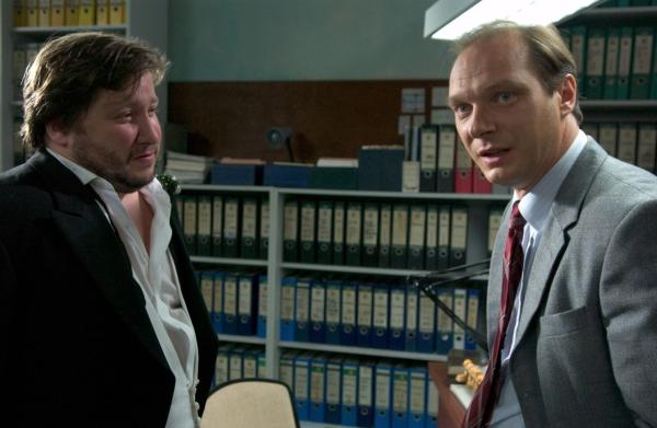 Bild 1 von 11: Bauer Melchert gibt zu, dass ihm der Brand der Scheune durchaus gelegen kam. Von links: Uwe Melchert (Stephan Bieker) und Winnie Scheel (Martin Brambach).Honorarfrei - nur f?r diese Sendung bei Nennung ZDF und Marc Meyerbr?ker