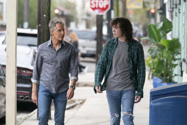 Bild 1 von 3: Dwayne Pride (Scott Bakula, l.); Connor Davenport (Drew Scheid, r.)