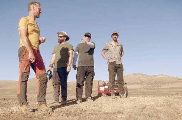 Bild 1 von 4: Ein Team von Ornithologen bespricht mögliche Suchgebiete, um Nester von Sturmschwalben zu finden.