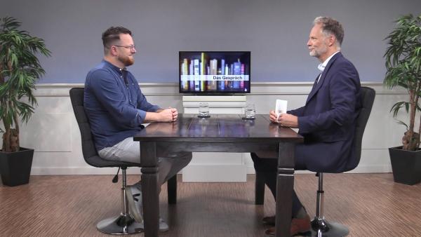Bild 1 von 7: Tobi Woerner zu Gast bei Bibel TV Das Gespraech mit Moderator Wolfgang Severin (r.)