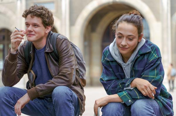 Bild 1 von 5: Die Flirts mit Hadrien (Lorenzo Lefebvre) versüßen Sophie (Suzanne Jouannet) den stressigen Schulalltag.