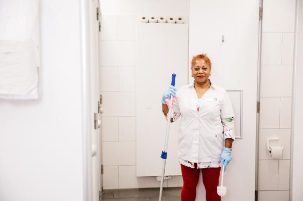 Bild 1 von 12: Jenny legt Wert darauf, dass ihre Toiletten immer sauber sind. Sie will, dass ihre Kunden zufrieden sind.