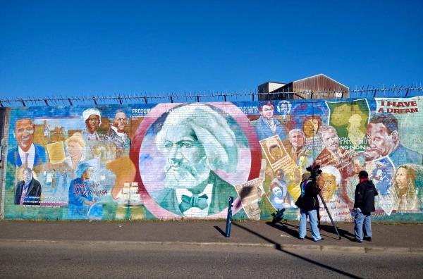 Bild 1 von 5: Auch die sogenannten Friedenslinien sind Teil der Wandbilder-Kultur in Belfast.