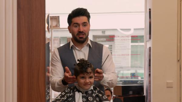 Bild 1 von 3: Noyan lässt sich von seinem Papa die Haare schneiden.