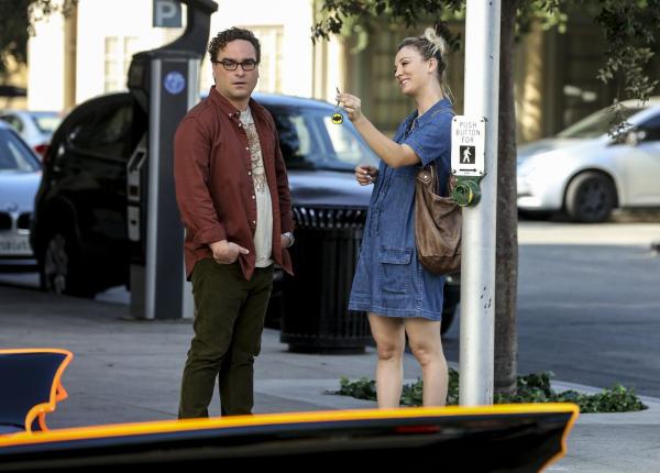 Bild 1 von 9: Leonard (Johnny Galecki, l.); Penny (Kaley Cuoco, r.)