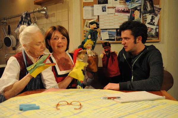 Bild 1 von 5: Die Familie Brunner übt für das Kindertheater. Von links: Theresa Brunner (Ursula Erber), Rosi Brunner (Brigitte Walbrun) und Florian Brunner (Tommy Schwimmer).