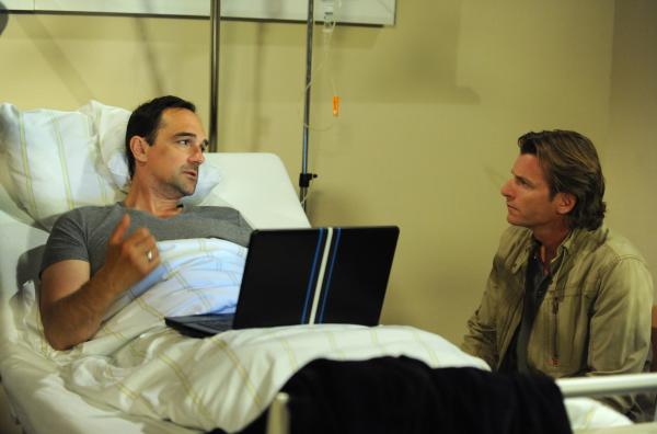 Bild 1 von 9: Mike arbeitet schon wieder vom Krankenbett aus. Von links: Mike Preissinger (Harry Blank) und Sebastian Wildner (Herbert Ulrich).