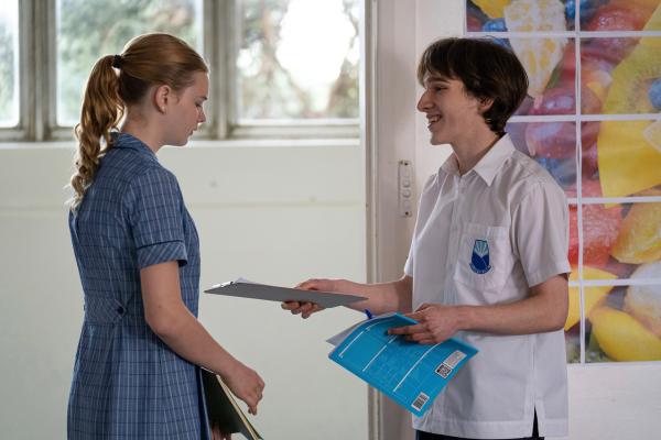 Bild 1 von 8: Nach der Schulstunde begegnet Hannah (Evie MacDonald, l.) wieder ihrem Schwarm Billy (Jackson Evans, r.), als sie Unterschriften für ihre Petition für die Möglichkeit zur freien, geschlechtsneutralen Wahl der Schuluniformen sammelt.