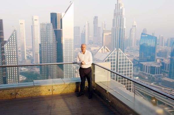 Bild 1 von 1: In Werbespots der Baufirma Saint-Gobain spricht François Gemenne über neueste Innovationen der Klimatechnik. Nicht alle sind umweltfreundlich, weshalb die Kooperation eines Klimaexperten mit einer der umweltschädlichsten Industrien Fragen aufwirft.