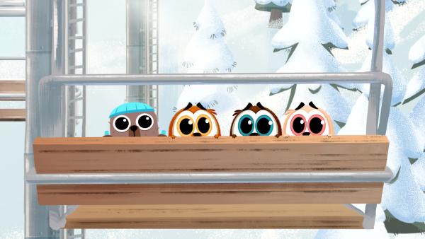 Bild 1 von 8: Mo, Yaya und Pic fahren zusammen mit dem Murmeltierstofftier mit dem Ski-Lift  nach Hause.