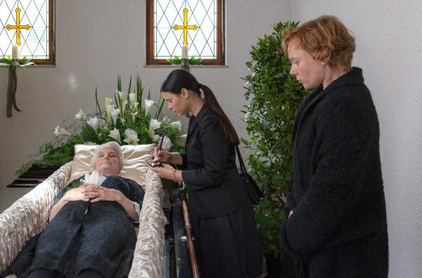 Bild 1 von 3: Lisa (Anna Fischer) trifft letzte Vorbereitungen für die Beerdigung von Ilse Wertbacher (Luise Deschauer), die Oma ihrer Freundin Anna (Caroline Junghanns, re.).