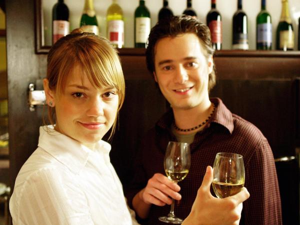 Bild 1 von 16: Im Bild: Anna (Britta Hammelstein) hat sich in den neuen, jungen Koch (Rafael Schuchter) verliebt.