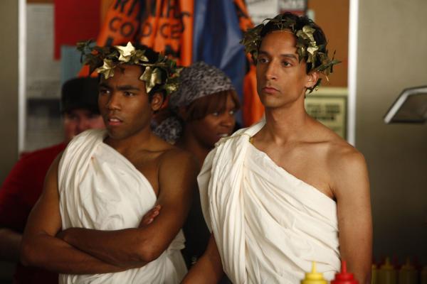 Bild 1 von 60: Abed (Danny Pudi, l.) arbeitet seine Liste mit Erfahrungen ab, die er unbedingt während seines Colleges erleben muss. Troy (Donald Glover, l.) steht ihm dabei zur Seite ...