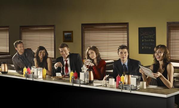 Bild 1 von 7: (v.l.n.r.) Dr. Hodgins (T.J. Thyne); Saroyan (Tamara Taylor); Booth (David Boreanaz); Dr. Brennan (Emily Deschanel); Lance (John Francis Daley); Dr. Montenegro (Michaela Conlin)