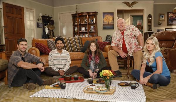 Bild 1 von 16: (v.l.n.r.) Riley (Parker Young); Al (Adhir Kalyan); Lizzie (Elizabeth Alderfer); Art (Dean Norris); Vanessa (Kelli Goss)