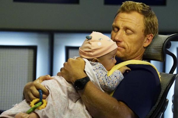Bild 1 von 32: Während Amelia glaubt, schwanger zu sein, bekommt Owen (Kevin McKidd) die Aufgabe, sich um Baby Harriet zu kümmern ...
