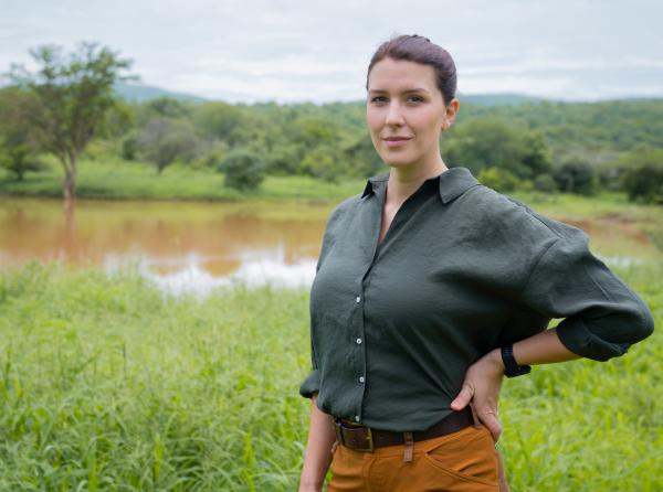 Bild 1 von 10: Wildtierärztin Hannah Emde unterwegs in Südafrika. Die Vielfalt der Arten und Landschaften schafft einen einzigartigen Lebensraum, ein Schatz, der erhalten werden muss.