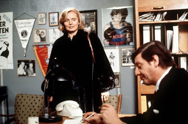 Bild 1 von 4: Im Bild: Ruth-Maria Kubitschek (Annette von Soettingen), Hans Brenner (Box-Manager Ratzinger).