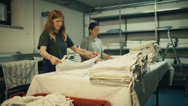 Bild 1 von 9: Bis zu acht Stunden am Tag arbeitet diese Inhaftierte in der \