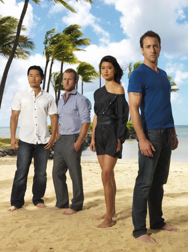 Bild 1 von 42: (2. Staffel) - Im Kampf gegen das organisierte Verbrechen im Paradies: Steve McGarrett (Alex O'Loughlin, r.), Danny Williams (Scott Caan, 2.v.l.), Chin Ho Kelly (Daniel Dae Kim, l.) und Kono Kalakaua (Grace Park, 2.v.r.) ...