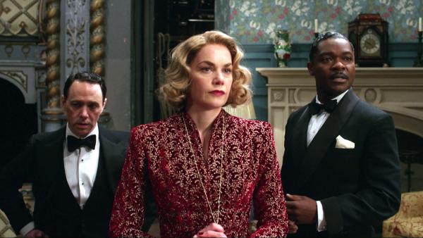 Bild 1 von 6: John Woolf (Reece Shearsmith, li.), Petula Spencer (Ruth Wilson) und Mervyn Cocker-Norris (David Oyelowo, re.)