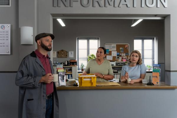 Bild 1 von 6: Hausmeister Winkler (Steffen Wolf, l.) klärt Frau Grasegger (Ursula Maria Burkhart, M.) und Frau Lange (Sarah Thonig, r.) über Polizeihauptmeister Mohrs verschwundenes Kegelbuch auf.