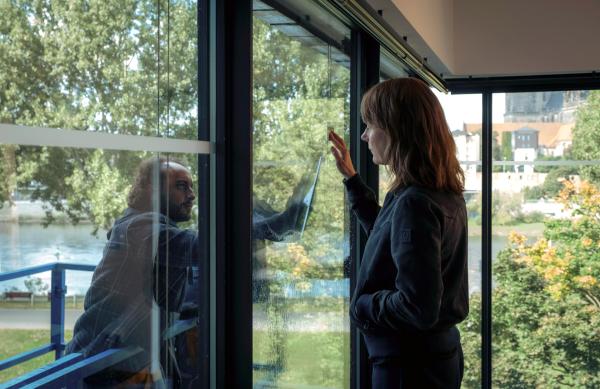 Bild 1 von 7: Brasch (Claudia Michelsen) taucht bei Tomi (Kai Müller) auf, der mit seinem Onkel Dejan beim Fensterputzen ist.