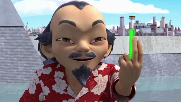 Bild 1 von 11: Master Fu entdeckt mit Ladybugs Hilfe gerade noch rechtzeitig die geheime Zutat, die für die Verwandlung der Kwamis nötig ist. So können Ladybug und Cat Noir als Aqua Ladybug und Aqua Cat Noir Syren bekämpfen, die die Straßen von Paris in ein Unterwasserreich verwandelt hat. Master Fu offenbart sich Adrien.