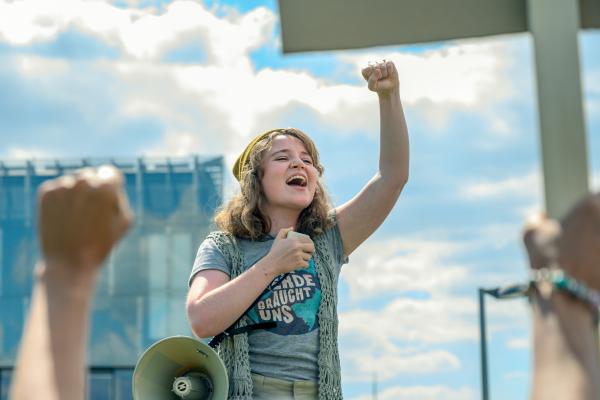 Bild 1 von 4: Als Klimaaktivistin hat die junge Leona Bernhard (Alice Prosser) nicht nur Mitstreiter, sondern macht sich auch einige Feinde. Hat ihre politische Einstellung etwas mit ihrem Tod zu tun?