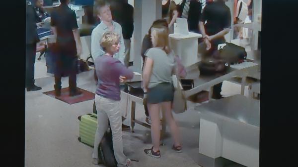 Bild 1 von 2: Die Aufnahmen vom Flughafen sind das letzte Lebenszeichen der Passagiere. Ihre schockierten Angehörigen hoffen, dass sie noch leben und vielleicht irgendwo notlanden mussten.