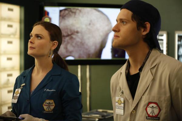 Bild 1 von 7: Temperance Brennan (Emily Deschanel, l.); Finn (Luke Kleintank, r.)