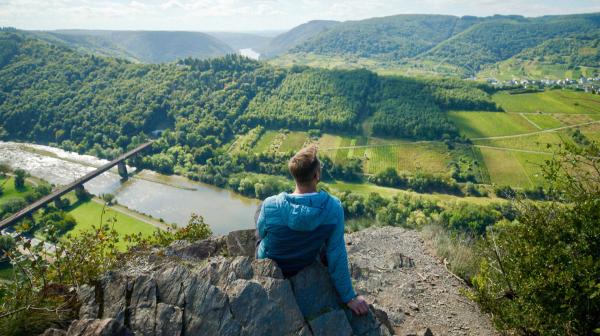 Bild 1 von 2: Spitzenkoch Sören Anders entdeckt die Mosel von ihrer süßen, steilen und herzhaften Seite.