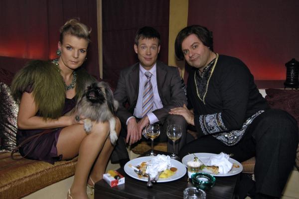 Bild 1 von 11: Mirja (Mirja Boes, l.) und Mathias (Mathias Schlung, M.) werden im Orientrestaurant vom Chef (Markus Majowski, r.) persönlich betreut.