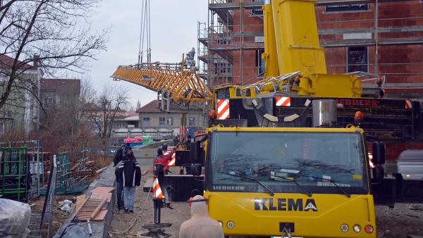 Bild 1 von 3: Auf der Baustelle hat der Autokran viel zu tun. Der Abbau des Baukrans wäre ohne ihn nicht möglich.