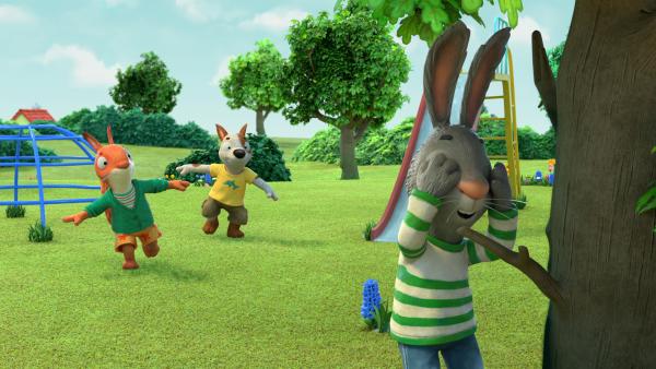 Bild 1 von 3: Ablenkungsmanöver von Jamila und Zac - Pip soll nichts bemerken von den Partyvorbereitungen.© ZDF/Magic Light Pictures LTD 2021 - Honorarfreie Verwendung gemäß AGB im redaktionellen Zusammenhang mit genannter Sendung bei Nennung \