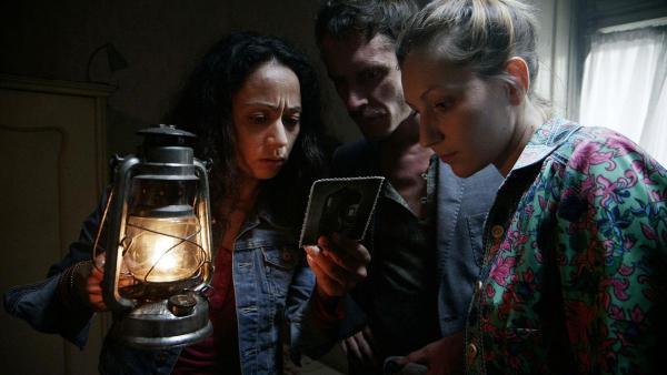 Bild 1 von 12: Im Bild: Kafkas Sterbehaus (Karin Yoko Jochum als Dodo, Max Mayer als Frankie, Julia Jelinek als Klara).