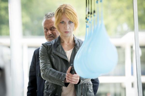 Bild 1 von 22: Können mit Wasser gefüllte Luftballons eine Patrone aufhalten? Tremmel (Rolf Kanies, l.) und Elena (Annika Ernst, r.) starten ein gewagtes Experiment ...