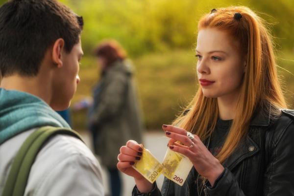 Bild 1 von 4: Carlo (Emilio Sakraya, l.); Lilith (Emma Bading, r.)