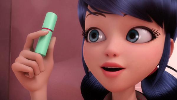 Bild 1 von 11: Als Chloe vergisst, für Madame Bustier ein Geschenk zu besorgen, wird sie wütend und verunstaltet das Geschenk von Marinette. Madame Bustier bittet Marinette darum, ihr zu vergeben. Doch Hawk Moth nutzt Madame Bustiers Gutmütigkeit für sich und verwandelt sie in das liebeswütige Zombizou.