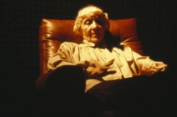 Bild 1 von 2: Die alte Dame Alice Douglas (Ann Nelson) ist entsetzt, als sie mit den Mächten des Bösen konfrontiert wird und erleben muss, wie ein junger Mann von Dämonen besessen ist ...