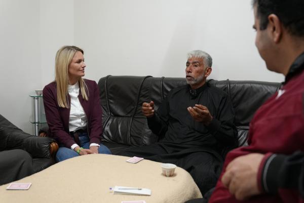 Bild 1 von 6: Sarah Tacke im Gespräch mit Familie Lafi