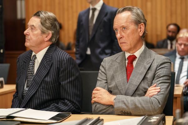 Bild 1 von 3: Der Earl (Richard E. Grant, r.) denkt gar nicht daran, seiner Tochter ihr Erbe auszuzahlen. Anwalt Kevin Archer (Adrian Lukis, l.) soll ihn dabei unterstützen.