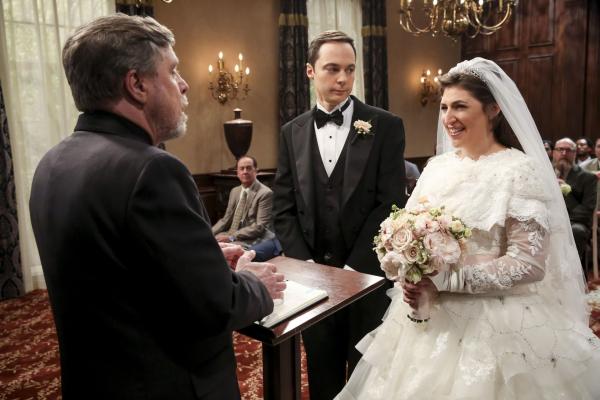 Bild 1 von 20: Auf Sheldon (Jim Parsons, M.) und Amy (Mayim Bialik, r.) wartet ein ganz besonderer Trauredner: Mark Hamill (Mark Hamill, l.) ...