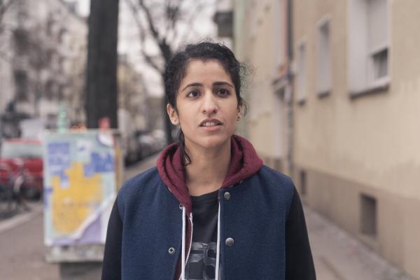 Bild 1 von 1: Hanna (Banafshe Hourmazdi) steht kurz vor ihrem Auszug aus der WG, zurück zu den Eltern nach Bielefeld. So richtig weiß sie noch nicht, wie sie das Ganze findet.