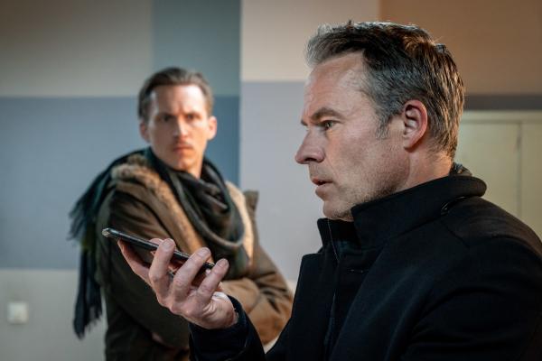 Bild 1 von 7: Jan Maybach (Marco Girnth, r.) gelingt die Flucht nach vorn, als er Moritz Brenner (Johannes Hendrik Langer, l.) seine Drogenvergangenheit beichtet und das Geständnis auf Moritz' Mobiltelefon aufzeichnet.