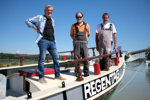Bild 1 von 5: Reporter Franz Gernstl (links) besucht das Boot, auf dem Friedensreich Hundertwasser um die Welt gesegelt ist.