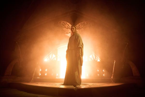 Bild 1 von 3: Sauron (Charlie Vickers) nimmt die Gestalt des Elbenwesens Annatar an, um Einfluss auf Celebrimbor auszuüben.